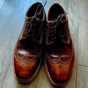 Pre-owned men's dress shoes. Size 8.